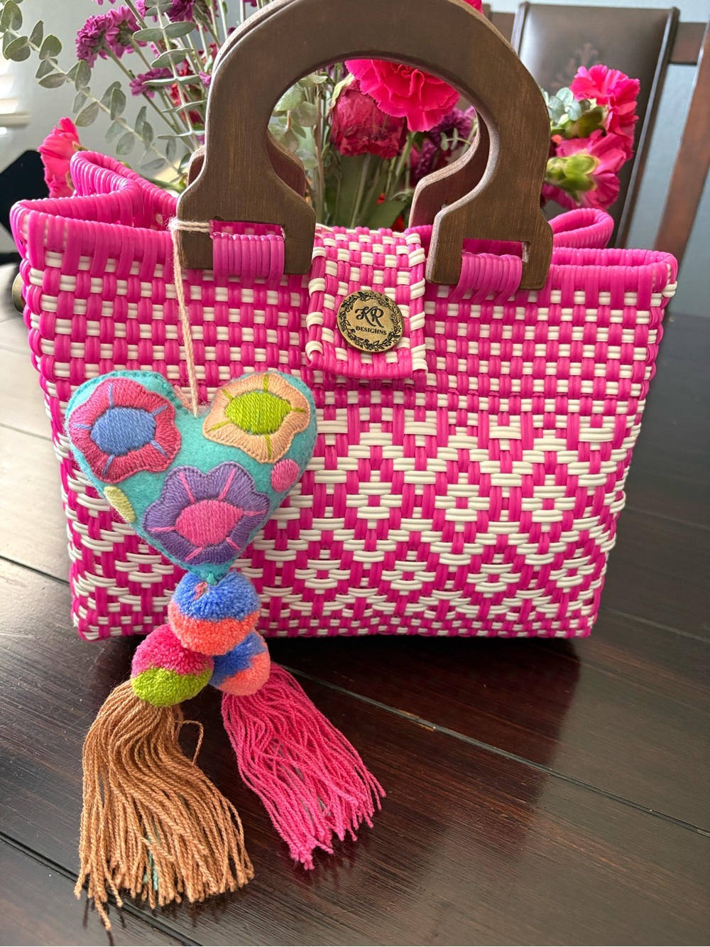 ❤️ New Woven Pink & Cream Handbag with Wooden Handles, Made of wood and plastic